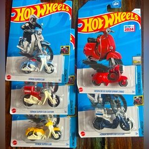 Lot of 5 Hot Wheels Motorcycles Vespa Honda Cub